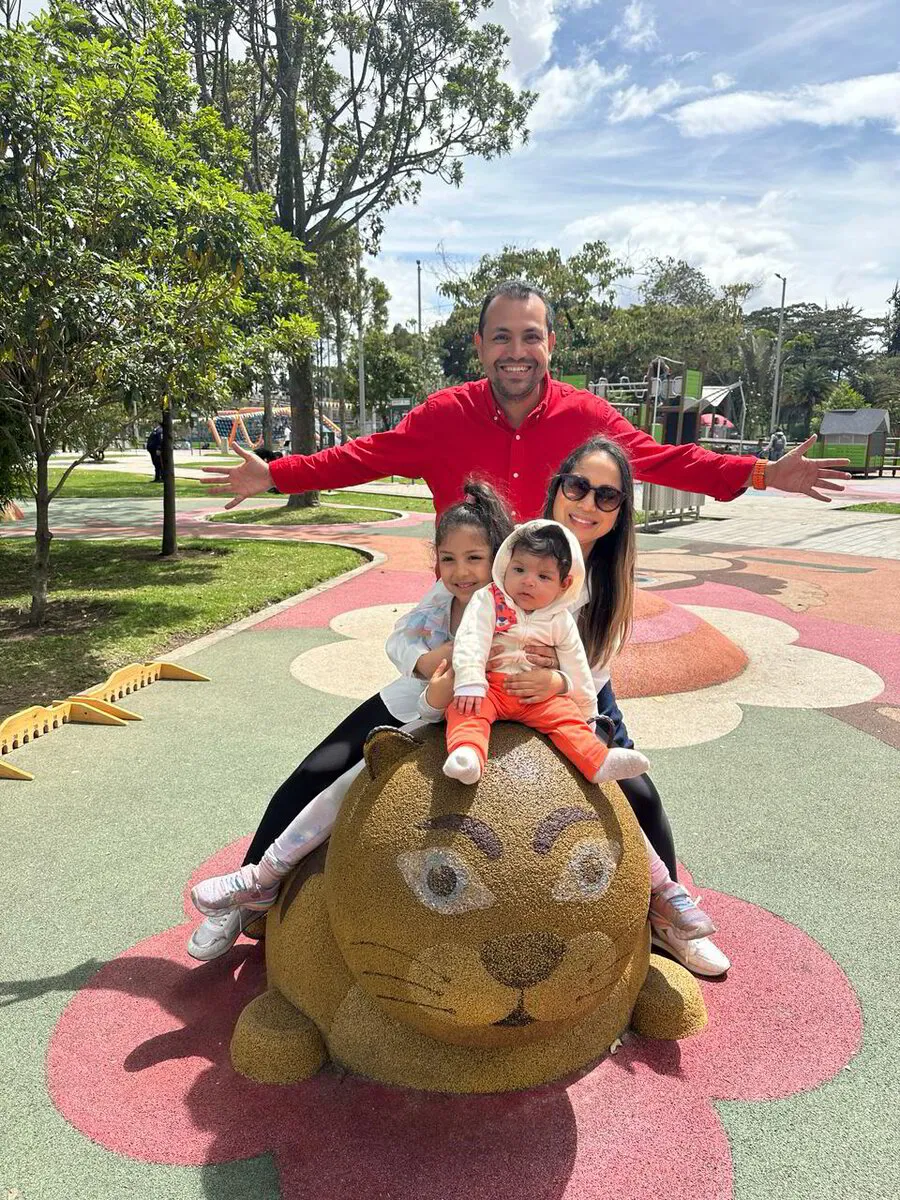 Diego Mejía, fundador de La Escuela del Trader, junto a su familia